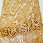 Hier sieht man verschiedene Nudelformen, die aus dem Dinkel Pasta Teig geformt wurden.