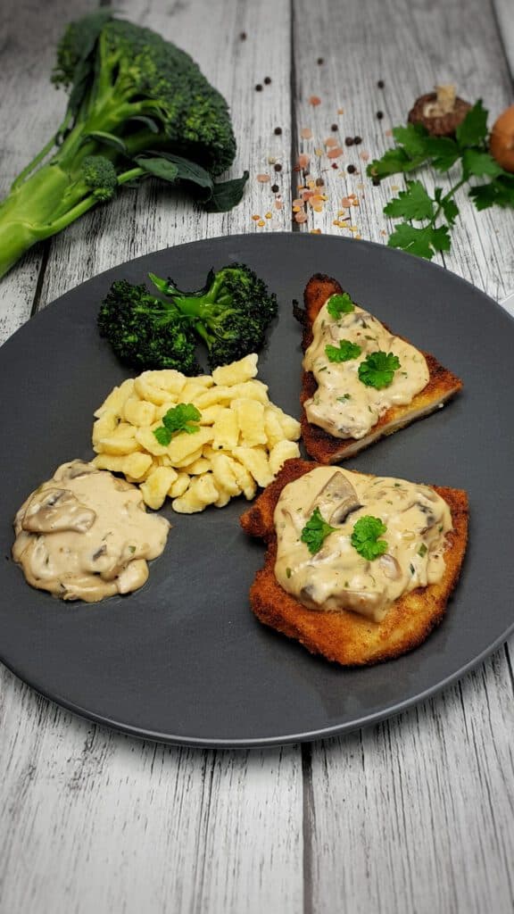 Pilz-Rahm-Soße mit Schnitzel und Spätzle - Lydiasfoodblog Pilz-Rahm-Soße mit Schnitzel und Spätzle - Lydiasfoodblog