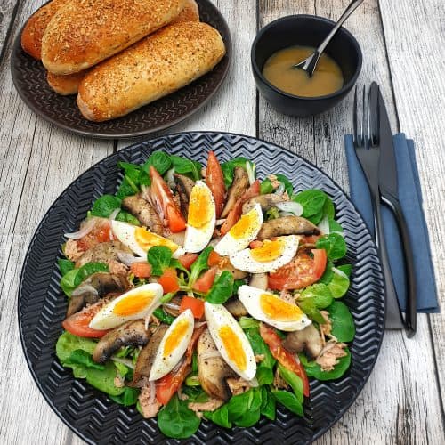 Ein bunter sommerlicher Salat mit Thunfisch, Champignons und Ei