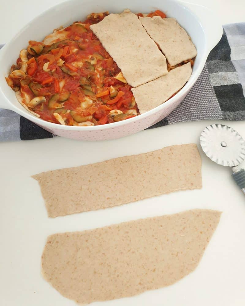 In einer Auflaufform eine Gemüse-Lasagne mit frischen Lasagne Platten aus Dinkel. 