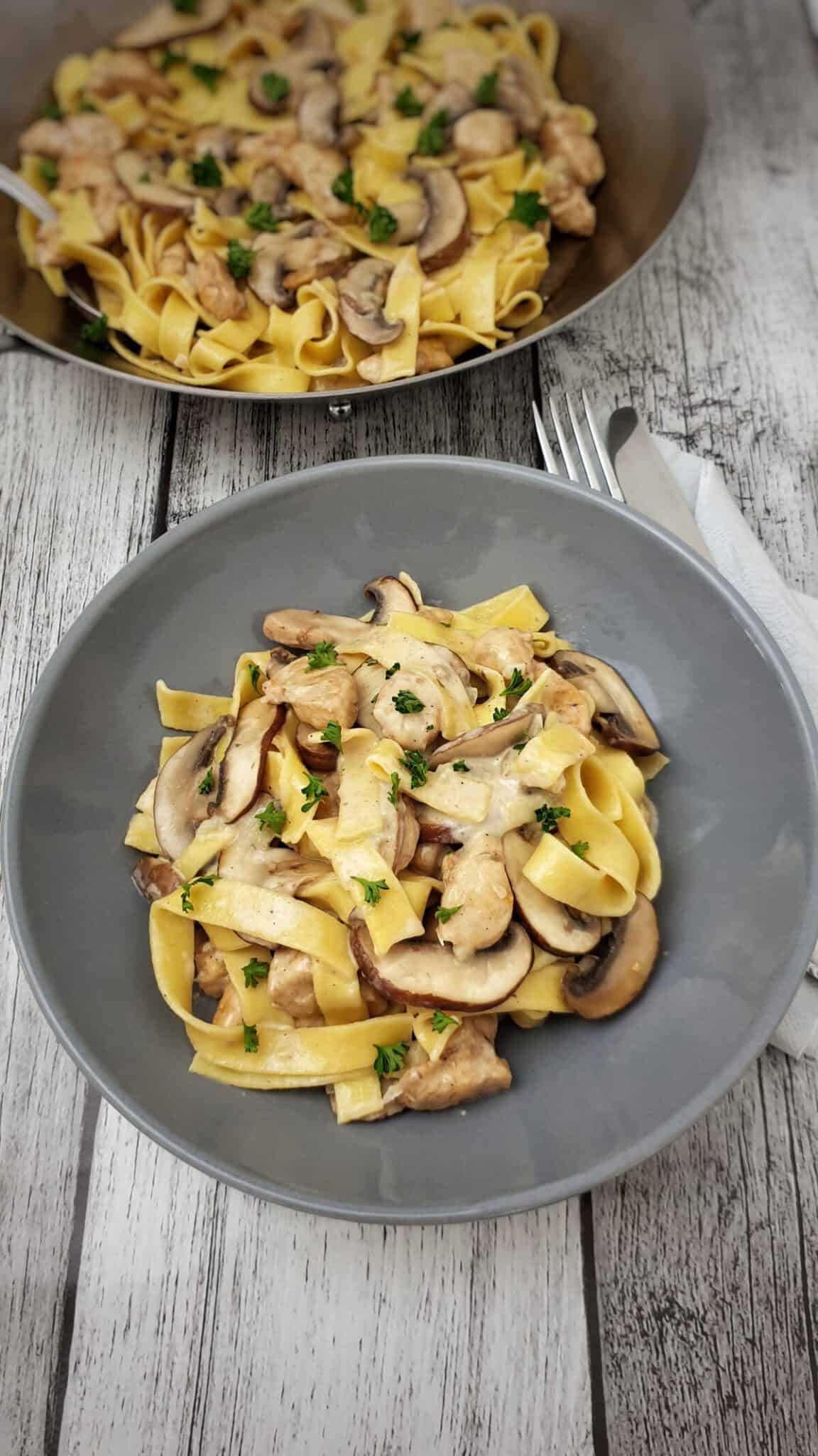 Cremige Hähnchen-Pilz-Pfanne mit Bandnudeln - Lydiasfoodblog Cremige Hähnchen-Pilz-Pfanne mit Bandnudeln - Lydiasfoodblog