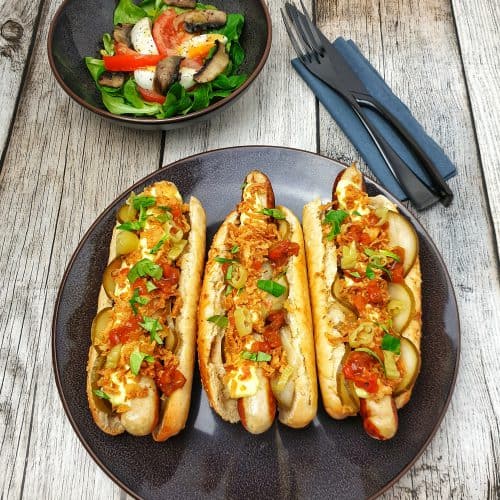 Hot Dogs mit Bratwurst und Jalapenos im selbst gebackenem Parmesan-Oregano-Baguette Brötchen