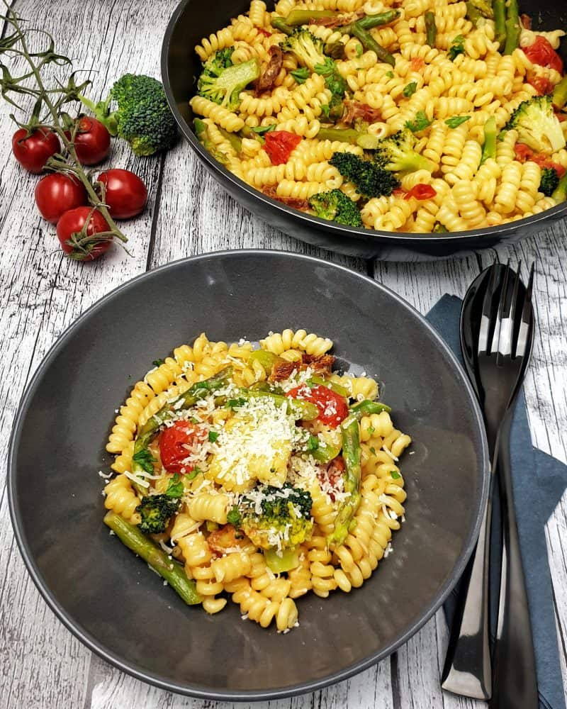 Spargel Pasta mit Tomate und Brokkoli - Lydiasfoodblog
