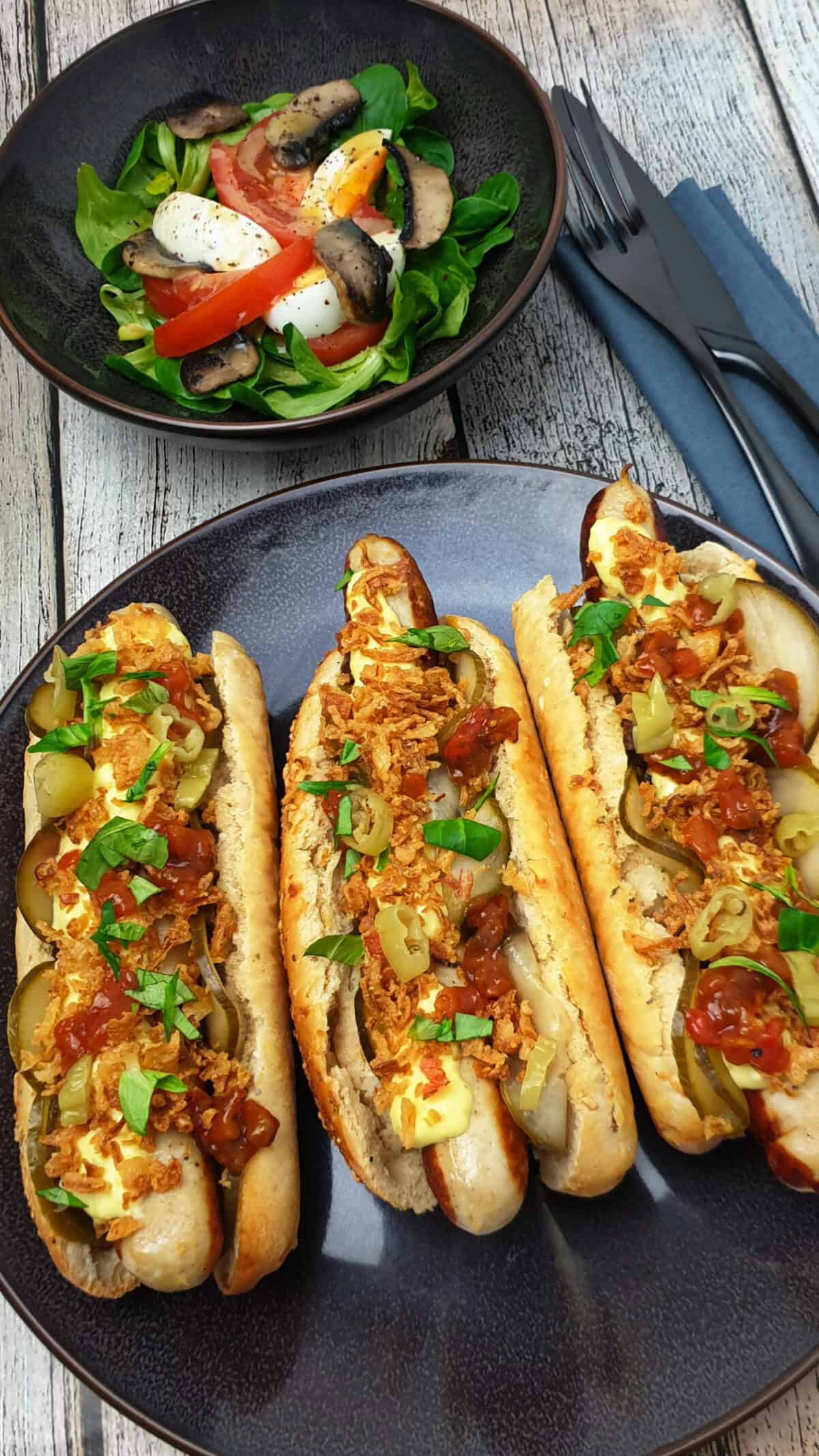 Hot Dogs mit Bratwurst und Jalapenos im selbst gebackenem Parmesan-Oregano-Baguette Brötchen