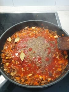 In einer Pfanne Hackfleisch-Soße mit Tomaten und Gewürzen.
