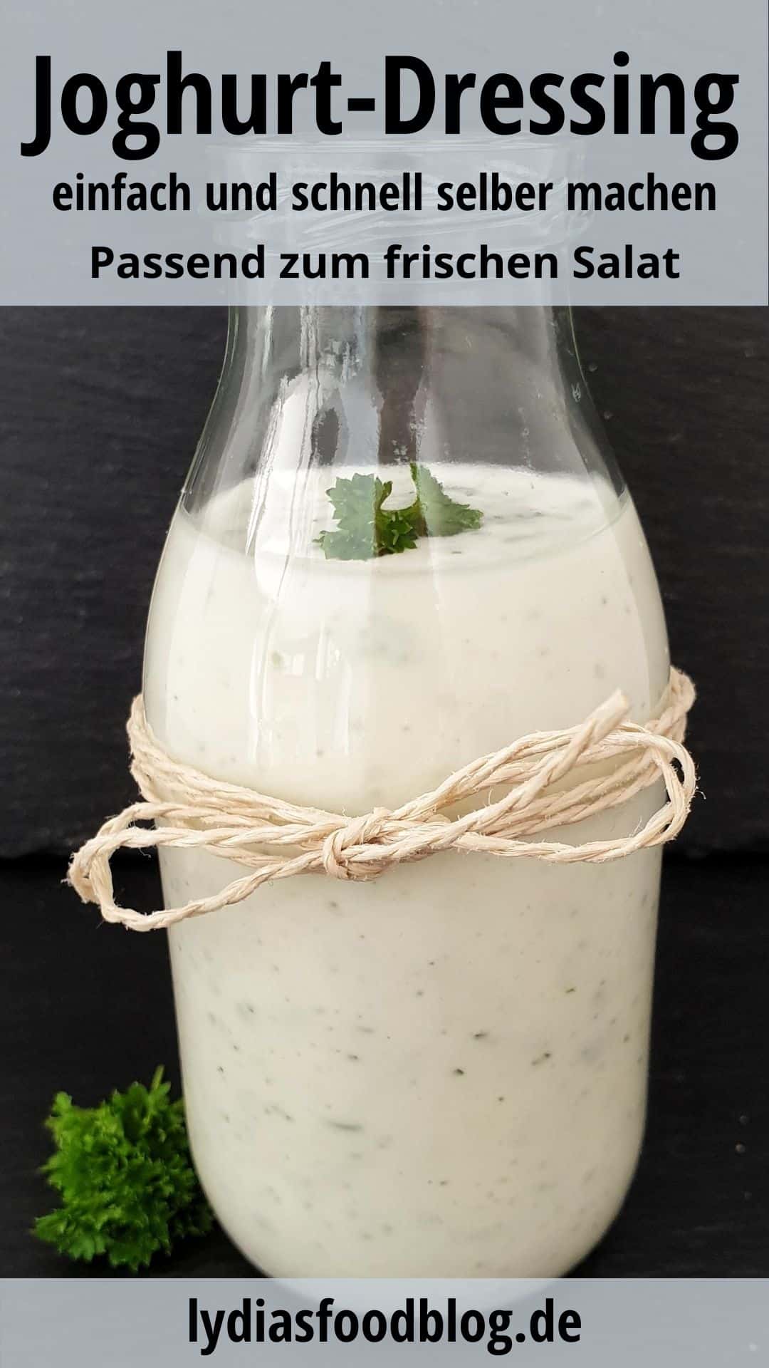 In einer Glasflasche ein selbstgemachtes Joghurt Dressing. 