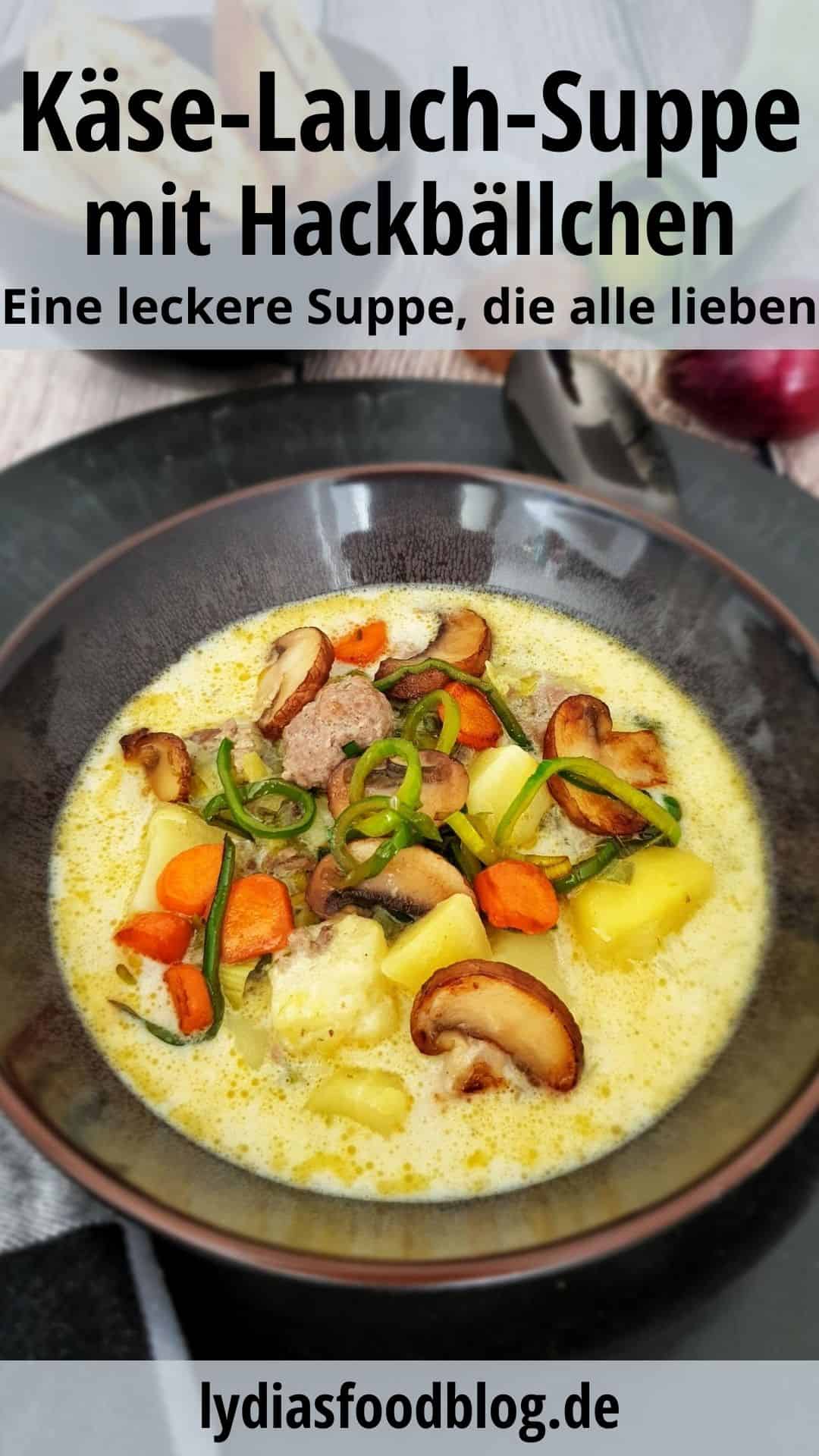 Käse-Lauch-Suppe mit Hackbällchen in einer braunen Suppenschale. Im Hintergrund Deko.