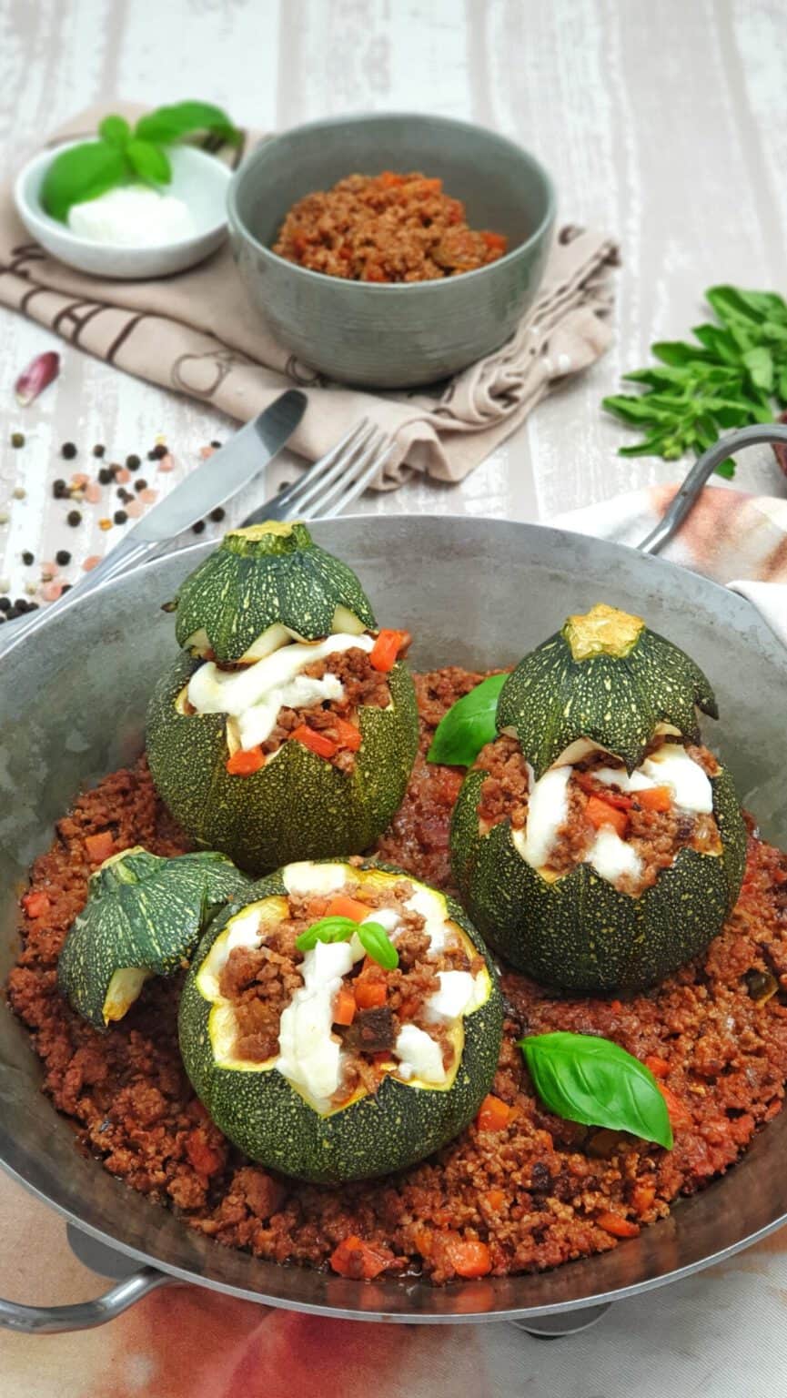 Gefüllte Zucchini mit Hackfleisch und Tomatensoße - Lydiasfoodblog