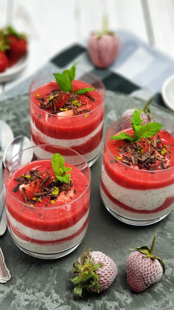 Joghurt-Dessert im Glas mit Erdbeerpüree - Lydiasfoodblog