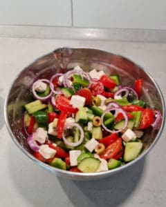 In einer Schale ein bunter gemischter Salat.