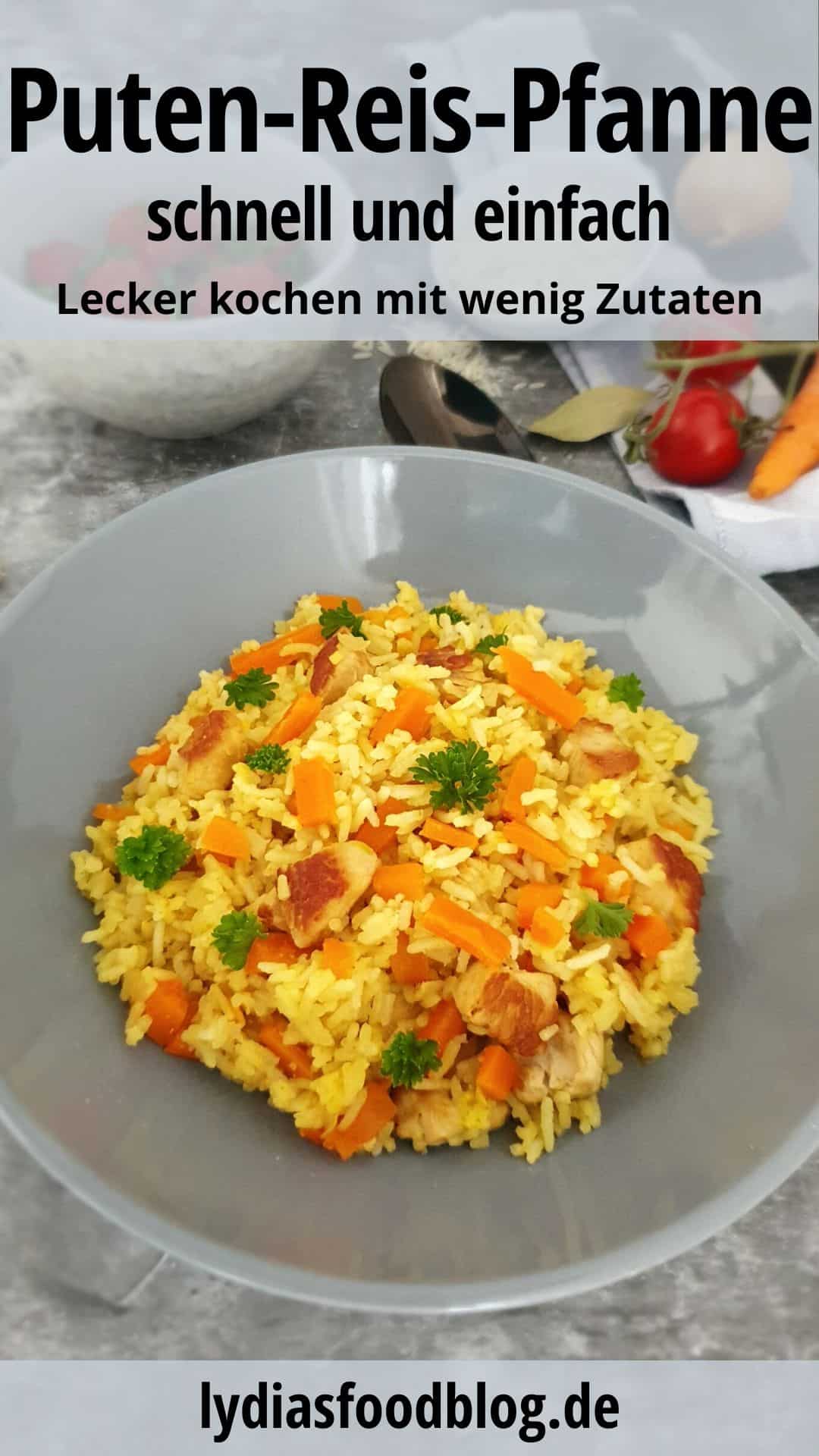 In einer grauen Schale angerichtet eine Puten-Reis-Pfanne mit Gemüse.