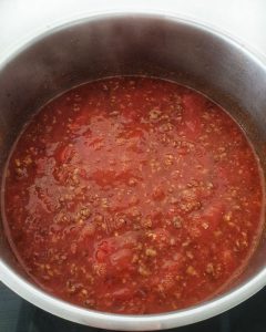 In einem Topf Hackfleisch mit Tomaten-Suppe.