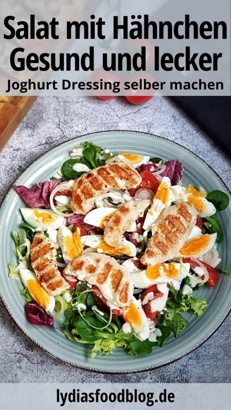 Auf einem grünen Teller sieht man einen frischen Salat mit gegrilltem Hähnchen und mit Joghurt Dressing.
