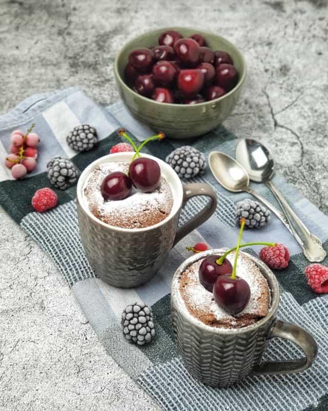 Mug Cake / Tassenkuchen mit Nutella, serviert mit frischen Kirschen