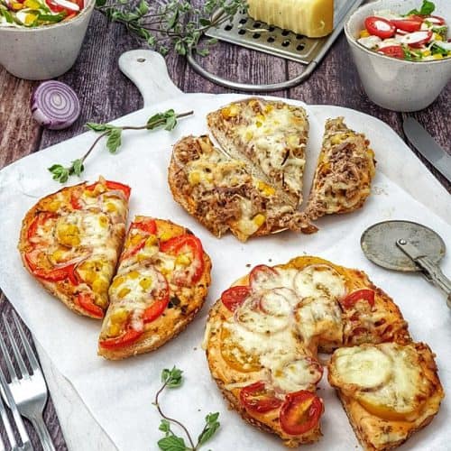 Mini Fladenbrot Pizza mit verschiedenem Belag und frischem Salat