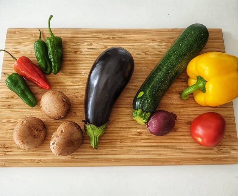 Auf einem Küchen Brett verschiedene Gemüse Sorten.
