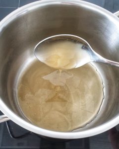 Der Honig für das Gericht Hähnchenfilet mit Honig-Hoisin-Soße und Grillgemüse wird in einer Schüssel leicht erwärmt und flüssig gemacht.