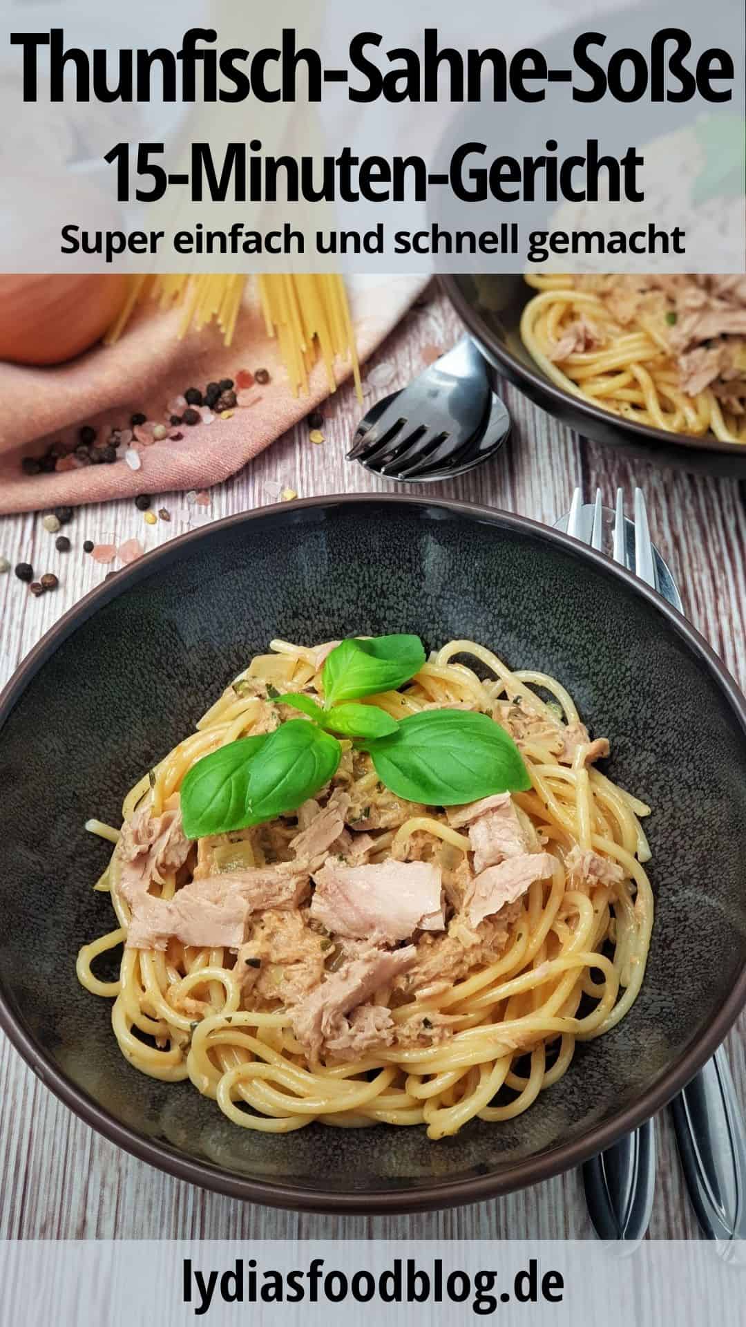 In einer braunen Schale angerichtet Spaghetti mit einer Thunfisch-Sahne-Soße. Im Hintergrund Deko.