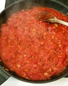 Anschließend kommen die gehackten Tomaten mit in die Pfanne.