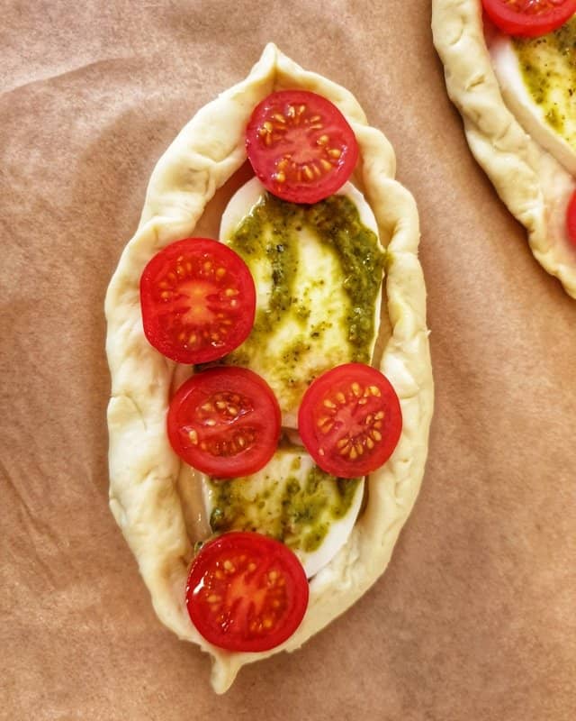 Pizza Schiffchen Tomate Mozzarella - Lydiasfoodblog
