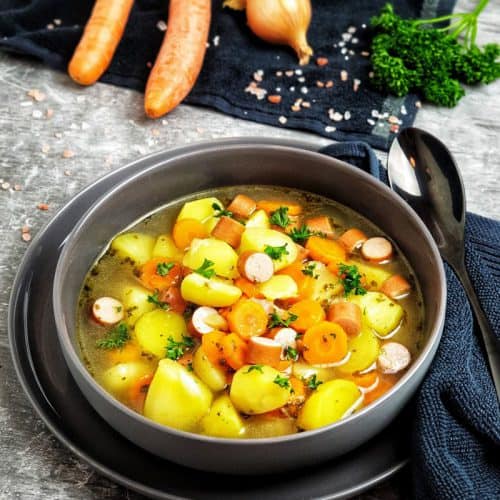 Kartoffel Möhren Suppe mit Geflügelwürstchen