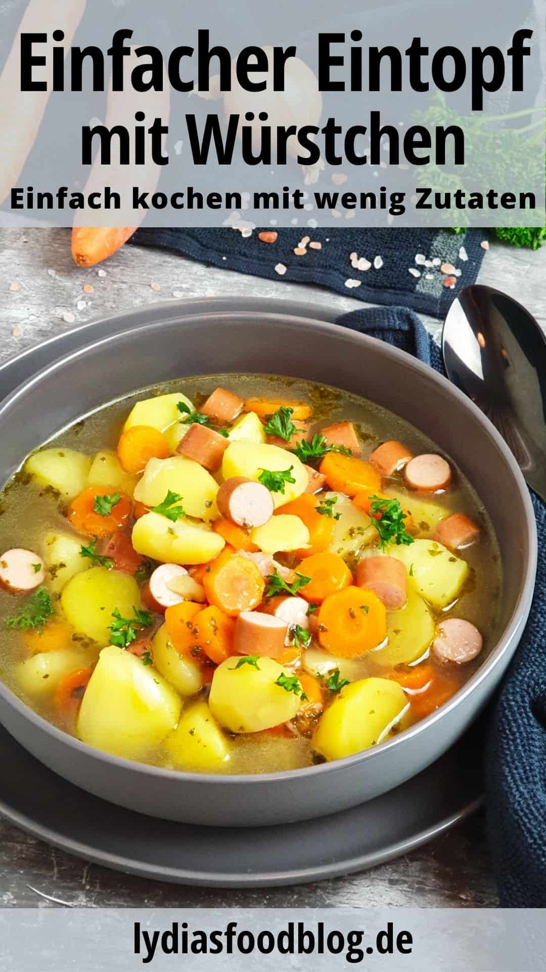 In einer grauen Schale angerichtet Kartoffel Möhren Suppe mit Würstchen. Mit Petersilie bestreut. Im Hintergrund Deko.