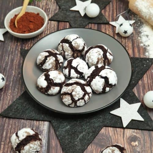 Chocolate Crinkle Cookies auf einem grauen Teller. Im Hintergrund Deko.