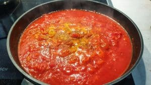 In einer Pfanne eine eingekochte Tomatensoße.