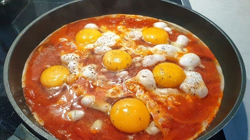 In einer Pfanne Eier auf Tomatensoße.
