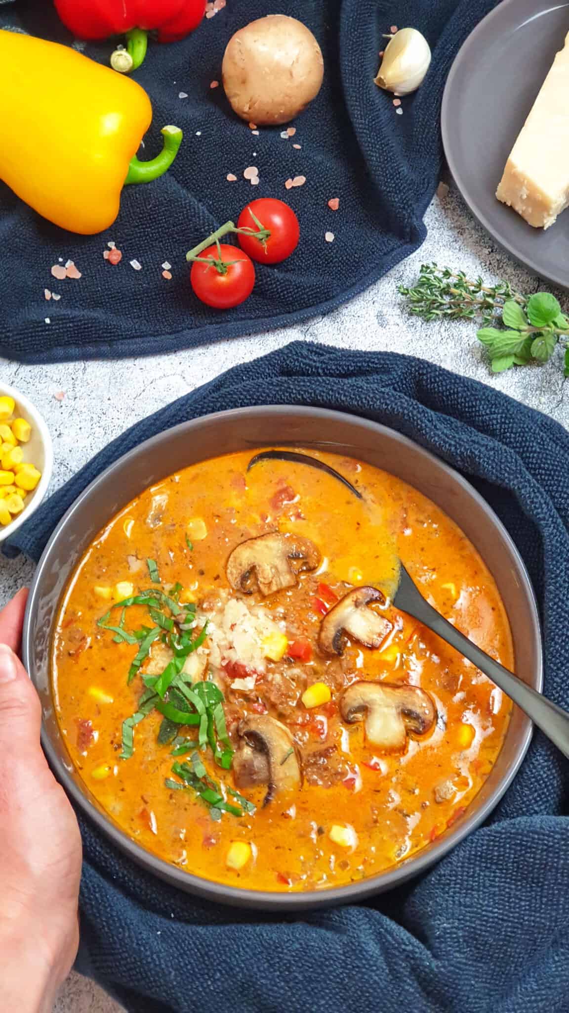 Low Carb Pizzasuppe mit Hackfleisch und Paprika - Lydiasfoodblog