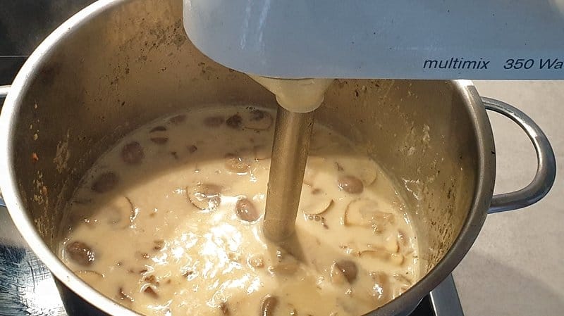 Mit dem Pürierstab die Suppe fein pürieren. Tipp: Ein paar Pilze vor dem Pürieren aus dem Topf nehmen und zum Servieren in die Suppe setzen. 