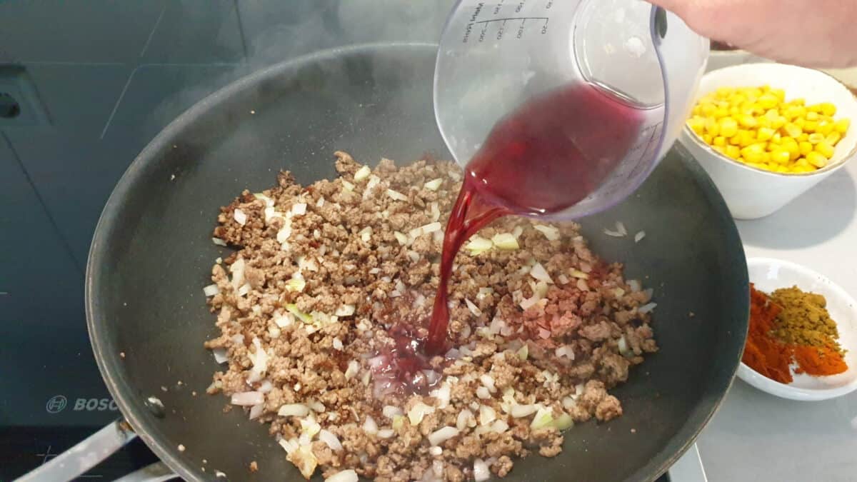 In einer Pfanne gebratenes Hackfleisch mit Zwiebeln und Knoblauch mit Rotwein abgelöscht.