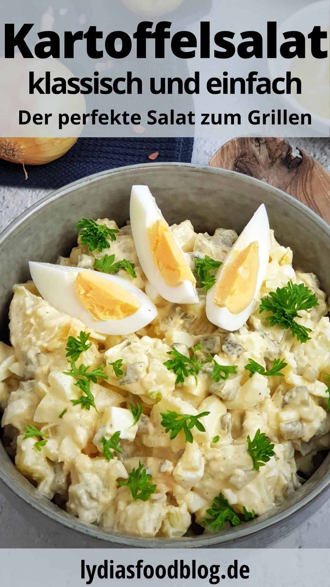 Klassischer Kartoffelsalat mit Mayonnaise in einer grauen Schale angerichtet und mit Petersilie bestreut.