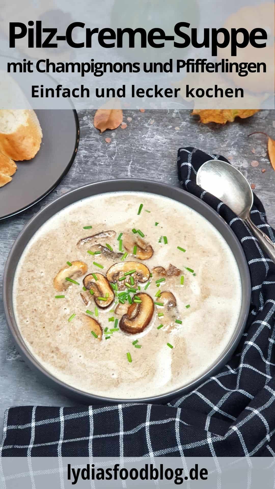 Pilz-Creme-Suppe mit Champignons in einer grauen Schale serviert. Mit Schnittlauch bestreut. Im Hintergrund Herbst Deko.