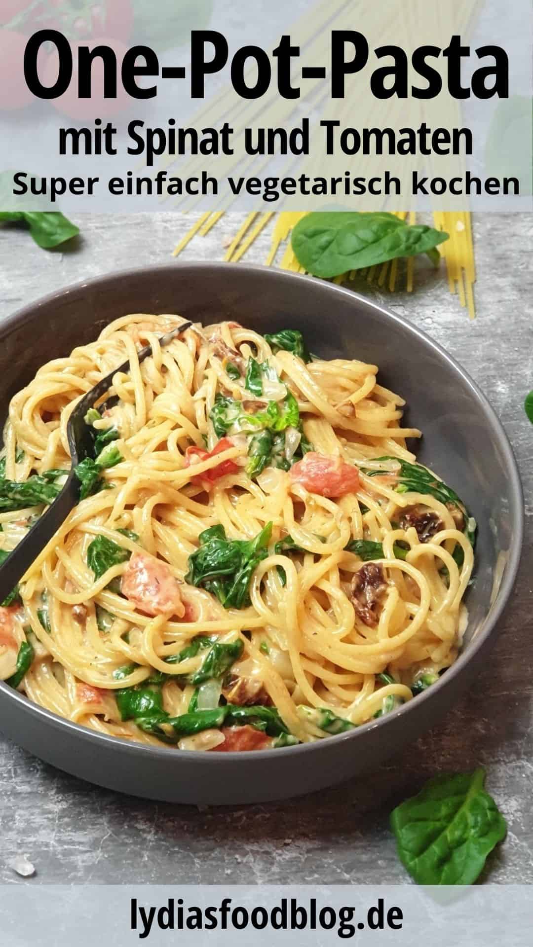 In einer grauen Schale angerichtet Spaghetti mit cremiger Soße und Gemüse. Im Hintergrund Deko.