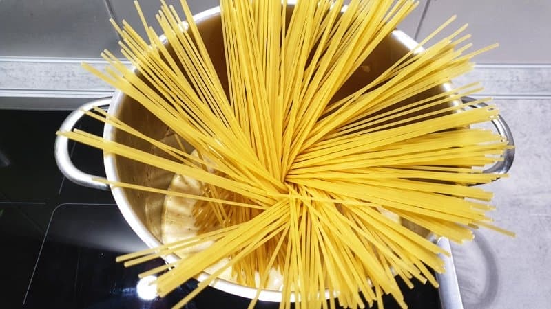In einem hohen Topf Spaghetti in einer Brühe.