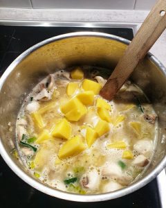 Bei diesem Verarbeitungsschritt kommen die in Würfel geschnittenen Kartoffeln mit in die Suppe.