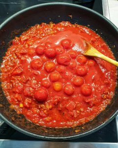 Als nächstes kommen die Kirschmit in die Pfanne. tomaten