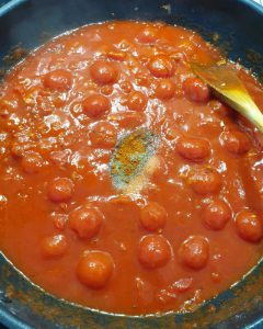 Hier sieht man die Tomatensope für den Gnocchi Auflauf mit Tomaten und Mozzarella, die in der Pfanne köchelt.