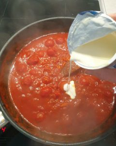 In einer Pfanne Tomaten-Soße mit Sahne.