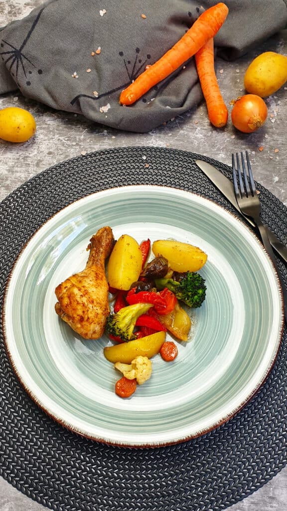 Hähnchenschenkel mit Gemüse und Kartoffeln aus dem Ofen - Lydiasfoodblog