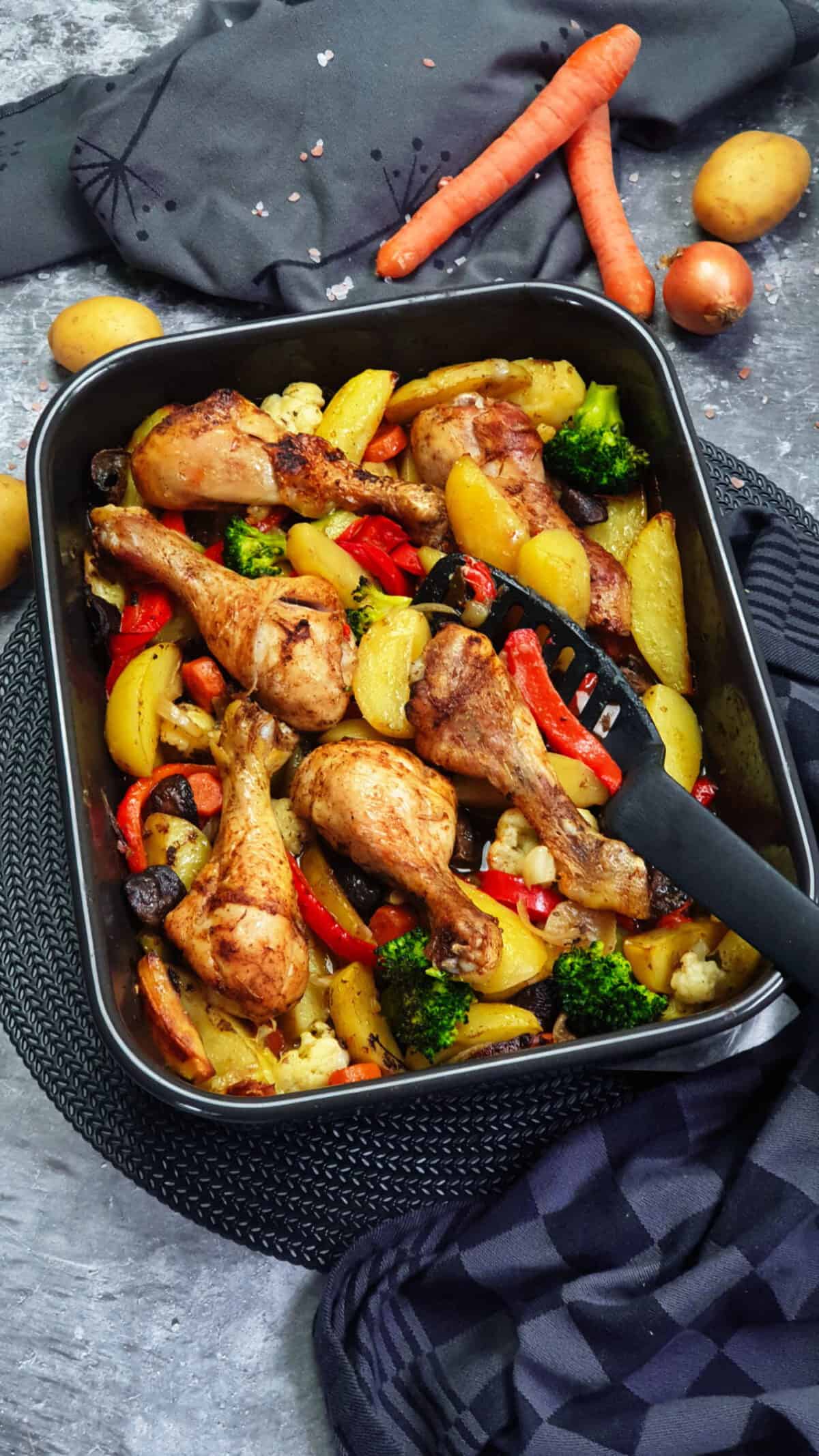 Hähnchenschenkel mit Gemüse und Kartoffeln aus dem Ofen - Lydiasfoodblog