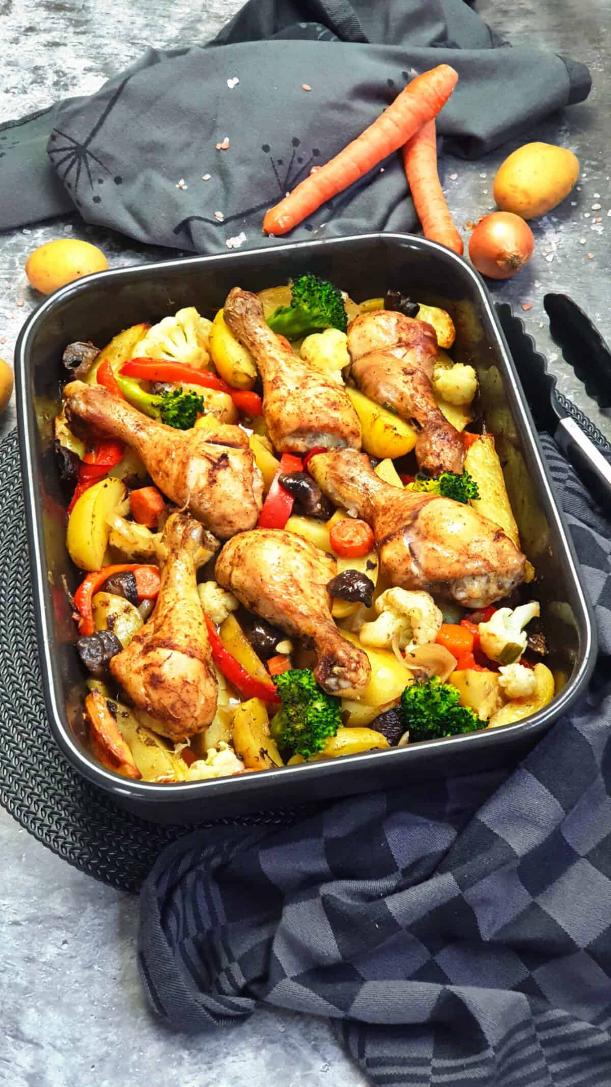 Hähnchenschenkel mit Gemüse und Kartoffeln aus dem Ofen | Lydiasfoodblog