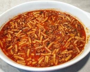 In einer Auflaufform Makkaroni mit Tomaten Hackfleisch Soße.