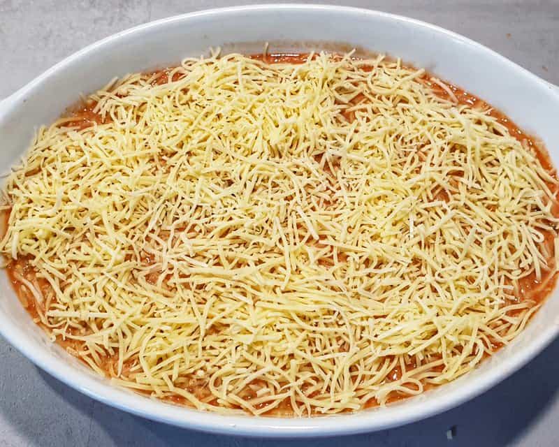 In einer weißen Auflaufform Makkaroni mit Soße und Käse.