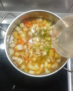 Hier wird das Wasser für die Suppe mit in den Topf gegeben.