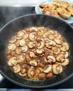 Die Champignons sind in der Marsala Soße und kochen.