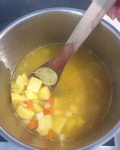 Die Kartoffelwürfel und das Lorbeerblatt wird zur Suppe dazugegeben.