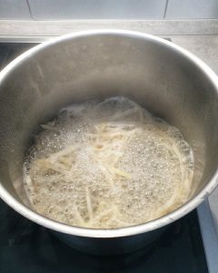 Für die Spargelcremesuppe werden die Spargelenden und die Schale in einem Topf gekocht.