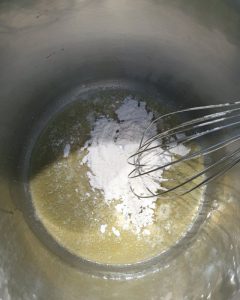Hier wird die Mehlschwitze für die Spargelcremesuppe im Topf aufgekocht.